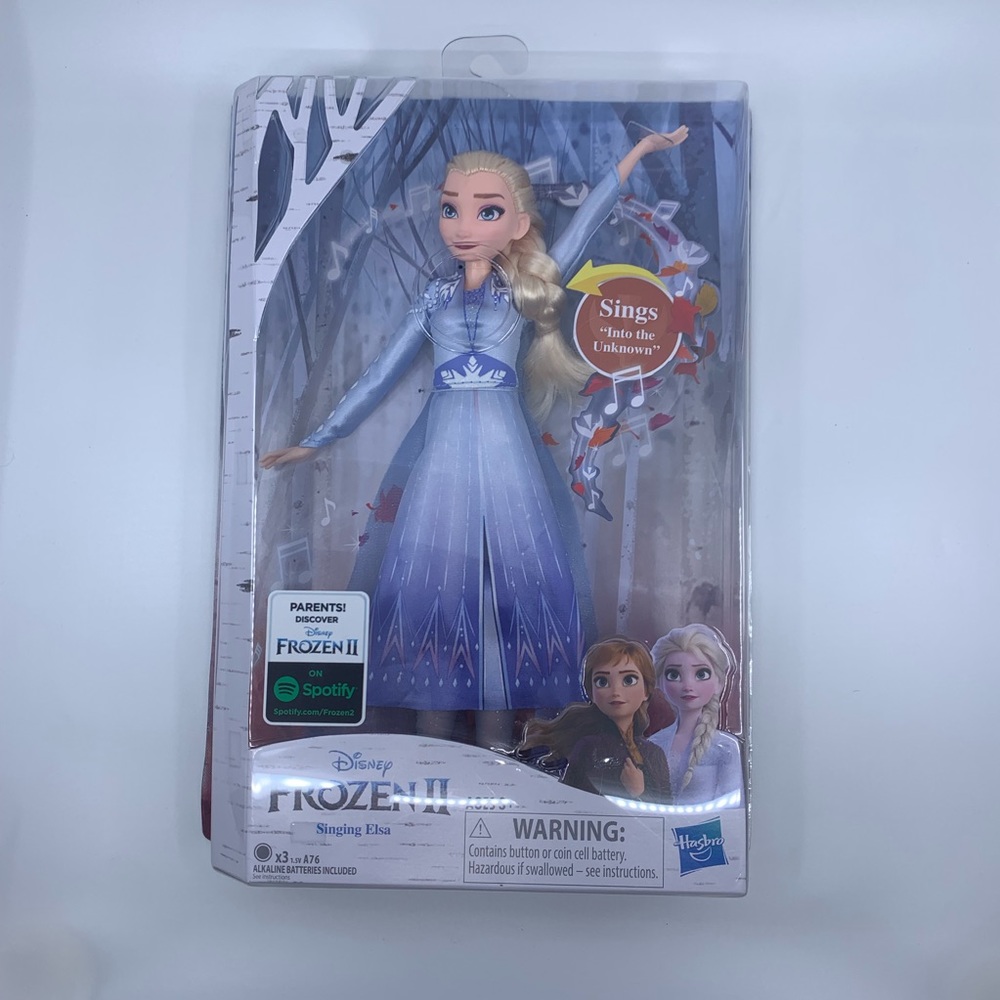 Frozen singing dolls Elsa and Emma